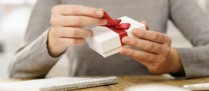 Cadeaux et bons d’achat de fin d’année : quel régime social applicable ?